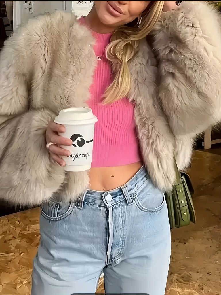 Abrigo de Mujer con Detalles de Césped Sintético