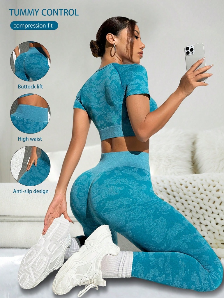 SHEIN Sport Lifespree Conjunto de entrenamiento para mujeres, top corto de cuello redondo de manga corta con estampado de camuflaje y conjunto de pantalones de yoga camuflados de cintura alta (2 piezas)