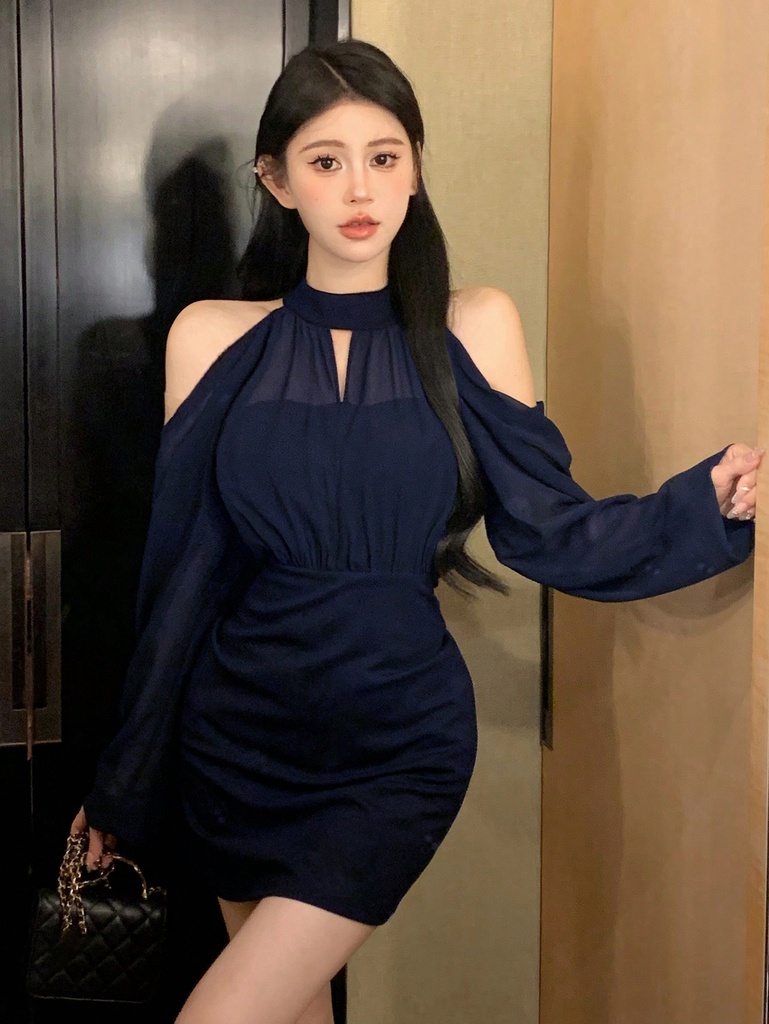 DAZY Vestido ajustado de manga larga con pliegues y hombros descubiertos en unicolor para damas