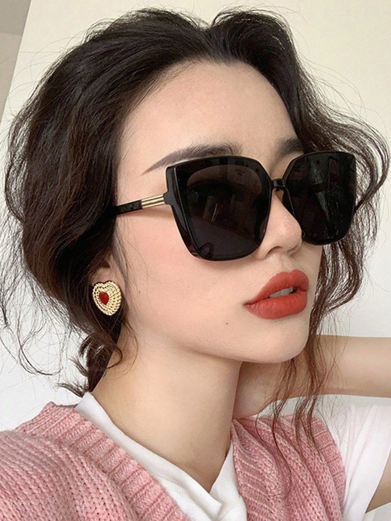 Un par de gafas de sol negras para mujer con montura cuadrada, gafas de sol de moda europea y americana, gafas de sol vintage y elegantes para hombres y mujeres con un alto sentido de la moda y versatilidad, accesorios de playa para sombrear