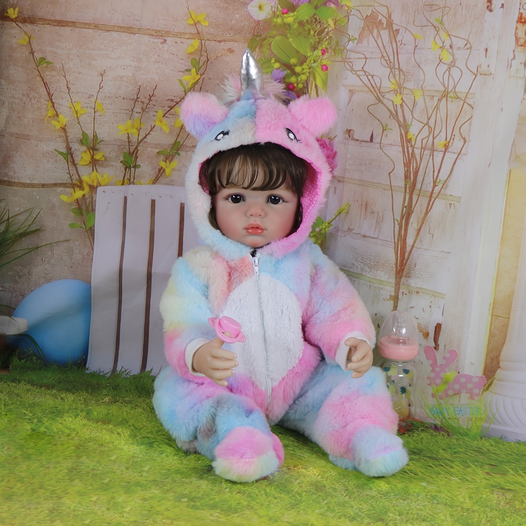 Muñeco de Vinilo Unicornio Arcoíris de 22 Pulgadas con Sudadera Tie-Dye, Cabello Enraizado y Cara Bonita - ¡El Regalo Perfecto para Cumpleaños, Navidad o Halloween para Niños! Suministros para Fiesta de Cumpleaños de Unicornio