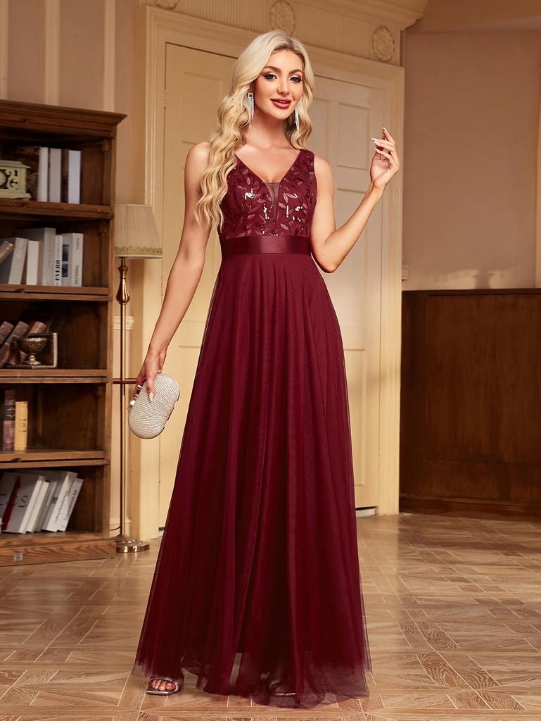 Elegante vestido largo de malla con cuello en V