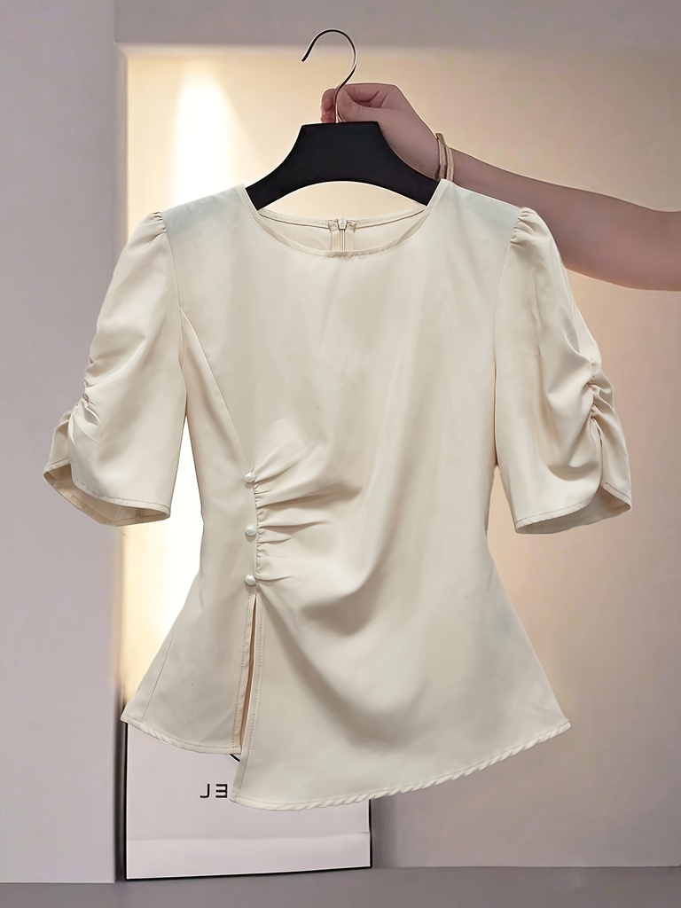 Blusa elegante de cuello redondo y mangas cortas de color sólido para mujer, ajustada y con cremallera, con pliegues asimétricos y abertura en la parte inferior. Ideal para salidas informales y citas, también se puede llevar al trabajo o a fiestas. Se ajusta cómodamente al cuerpo y tiene un tejido suave y transpirable. Es una opción versátil y de moda para la primavera y el otoño.