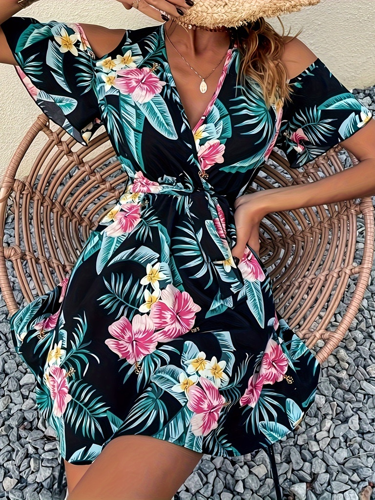 Vestido largo elegante con escote fuera del hombro y nudo al frente, estampado tropical de flores negras y rosadas, cuello en V, cinturón ajustable, corte evasé fluido, ideal para primavera/verano, moda femenina, moda de verano | Vestido con estampado tropical | Vestido con cinturón