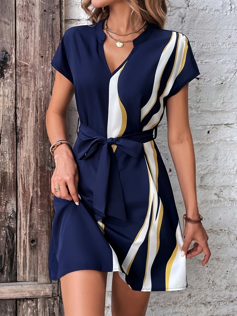 Vestido Elegante para Mujeres Sin Mangas con Cuello en V y Faja en la Waist, Print Geométrico en Azul Marino y Blanco, Longitud hasta la Rodilla, Perfecto para Primavera/Verano, Moda Adulta, Atire Casual|Vestido con Print Geométrico|Fabric de Poliéster