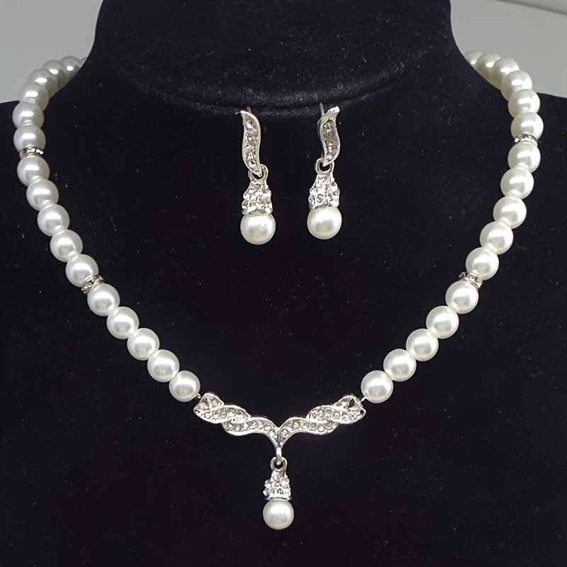 2 piezas de collar y aretes de perlas con alas de ángel - Estilo vintage boho, perlas falsas con detalles dorados, accesorio elegante para novias para bodas y ocasiones especiales, joyería de boda | Diseño de alas de ángel vintage | Accents de metal dorado, joyería de ángel