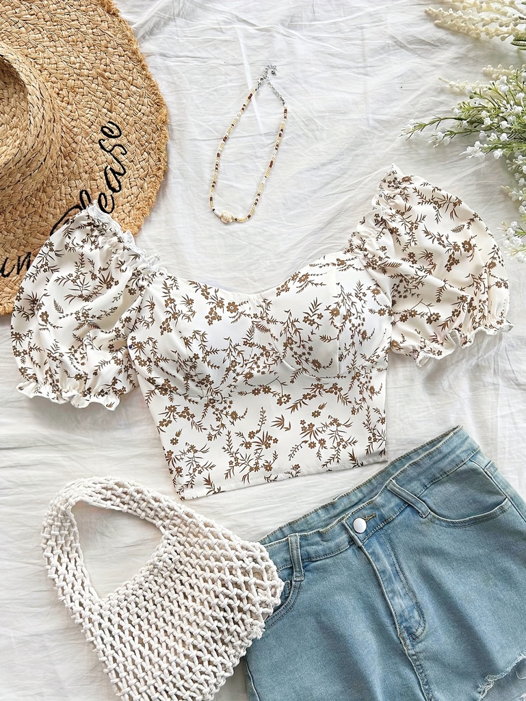 Top de verano de manga corta con estampado floral y cinturón recogido.