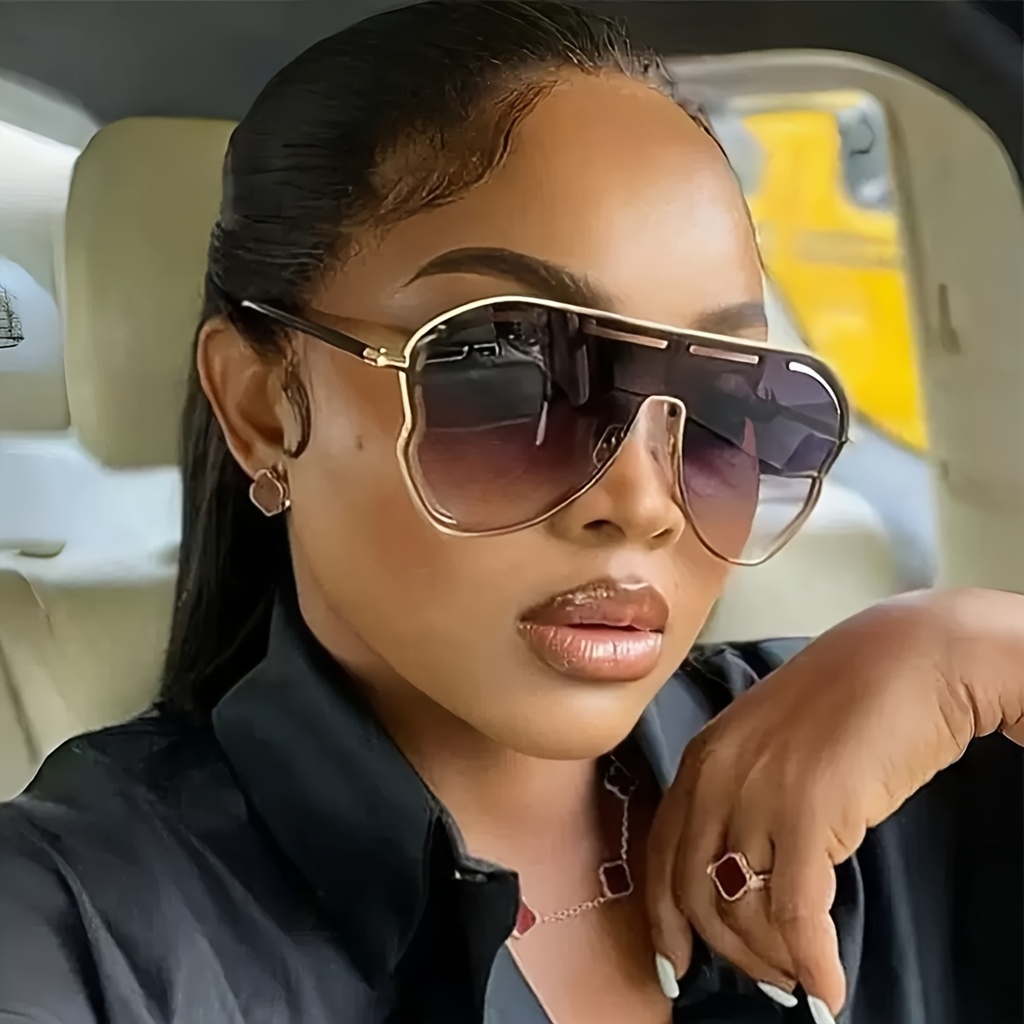 Un par de gafas de mujer de metal con montura plana y ondulada de gran tamaño, elegantes y de alta gama, perfectas para la fotografía callejera y el uso diario.