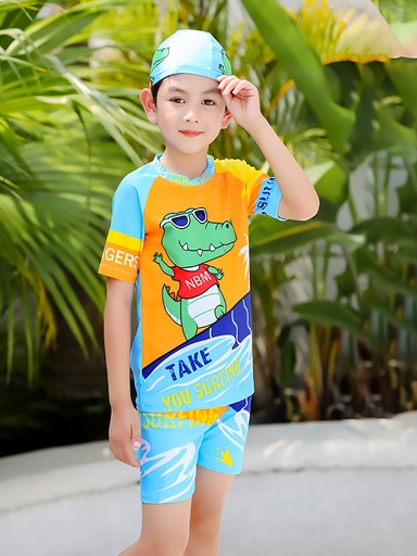 [17602184362697] Conjunto de trajes de baño para niños con diseño de cocodrilo, incluyendo un sombrero que combina con el conjunto. Se trata de un tejido de poliéster y elastano que se seca rápidamente, con un diseño de dibujos animados colorido. El conjunto incluye una camiseta de cuello redondo y pantalones cortos, más un gorro.