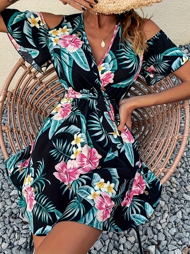 [17592413740828] Vestido largo elegante con escote fuera del hombro y nudo al frente, estampado tropical de flores negras y rosadas, cuello en V, cinturón ajustable, corte evasé fluido, ideal para primavera/verano, moda femenina, moda de verano | Vestido con estampado tropical | Vestido con cinturón
