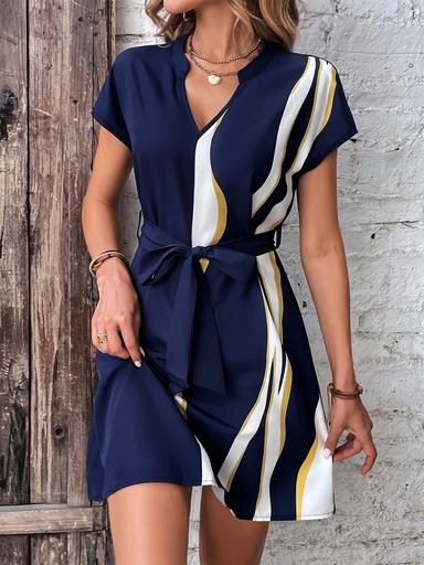 [17595145848781] Vestido Elegante para Mujeres Sin Mangas con Cuello en V y Faja en la Waist, Print Geométrico en Azul Marino y Blanco, Longitud hasta la Rodilla, Perfecto para Primavera/Verano, Moda Adulta, Atire Casual|Vestido con Print Geométrico|Fabric de Poliéster