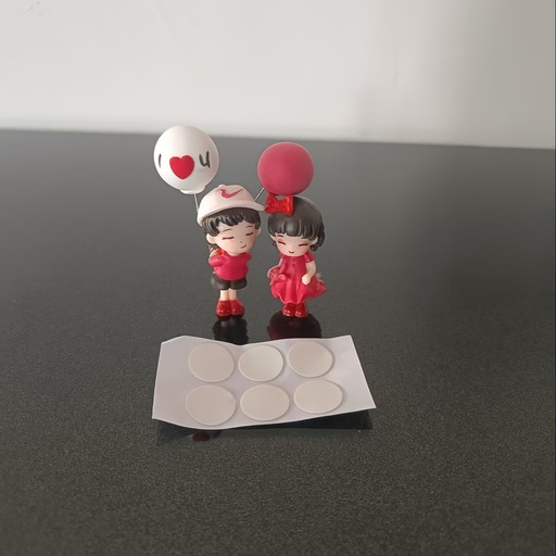[17592968993543] 1pc Figura ABS Material de Pareja Besándose Adorable, con Balones de Corazón para Decoración de Choche