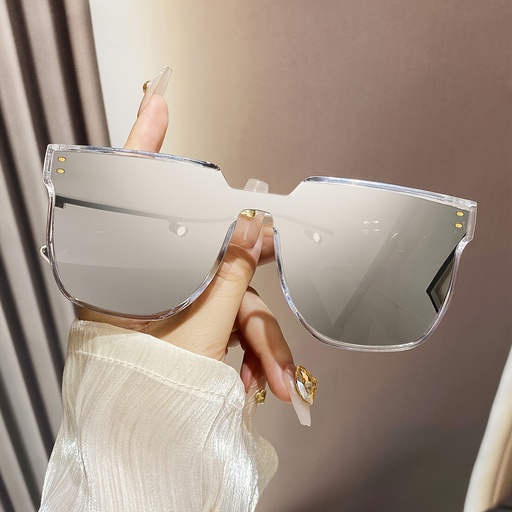 [17592450410878] 1 Par de Gafas Modernas Casuales con Montura Cuadrada Reflectante Plateada Transparente y Clavos de Arroz para Mujer